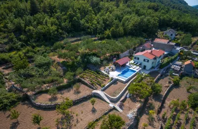 Villa with a view to nature, hydromassage heated pool, authentic stone property Hotels in 