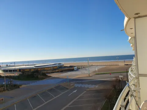 Rent t1 bis 50 m from the beach. Large south-facing balcony with sea view