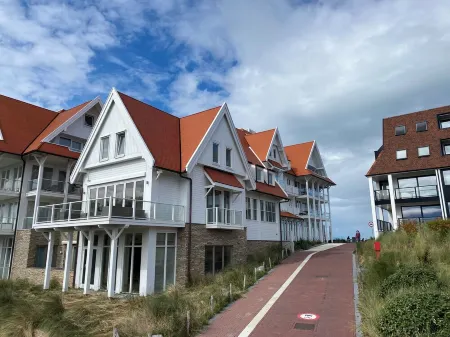Beautiful family beach house on the dunes with swimming pool Отели в г. Cadzand