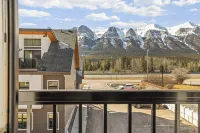 Stunning Mountain View Townhouse, Accommodates 6