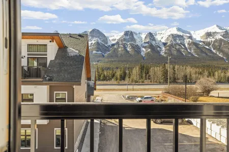 Stunning Mountain View Townhouse, Accommodates 6 Отели в г. Bighorn No. 8