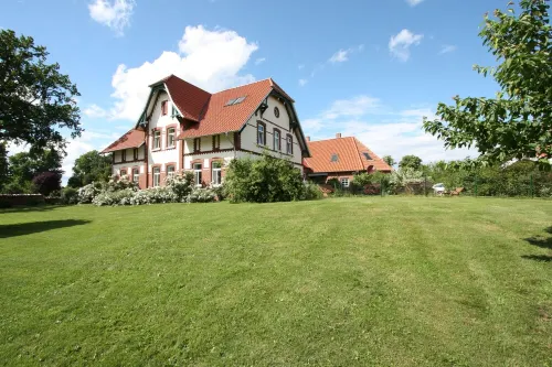 Göpelhaus/ 1st floor with lounge in the Landhaus Elbwiesen for max. 28 pers. Amt Neuhaus 호텔