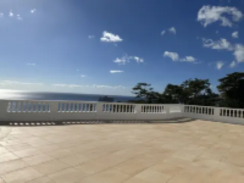 One bedroom apartment with king size bed and a view!