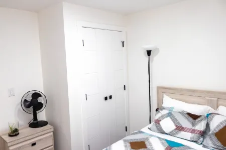 Amazing Basement Suite With a Dedicated Workspace