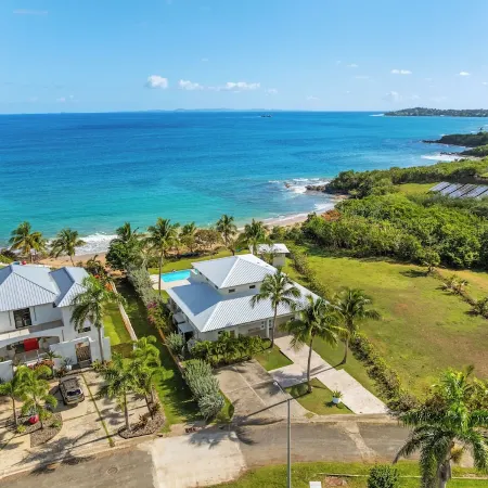 Beachfront Luxury Villa: 3BR, 3.5BA,Gazebo,Pool, Secluded Beach, Gated Community