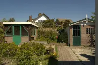 Gezellig vakantiehuisje in centrum Zoutelande met eigen parkeerplaats en tuin