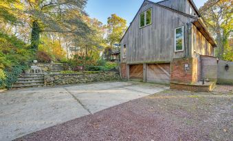 Cozy DIX Hills Apt w/ Deck ~ 7 Mi to Beach!