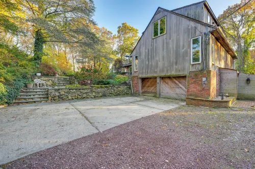 Cozy DIX Hills Apt w/ Deck ~ 7 Mi to Beach!