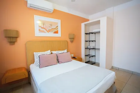 Hotel Tropicus Boutique Отели рядом с достопримечательностью «Los Muertos Beach Pier»