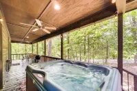 3 Mi to Beavers Bend State Park: Hot Tub Haven! Hotels in Broken Bow