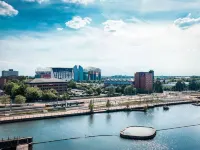 Lakeside - Central Apartment - Free Parking - Cinema Room