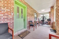 BBQ Ready: Hawthorne Home w/ Screened-in Patio - Homestays
