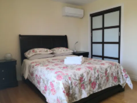 Dairy Homestay โรงแรมใกล้Danforth Ave