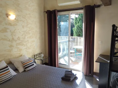 Logis Hotel Restaurant l'Esquielle Отели в г. Гажан