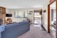 Cozy Cabin Retreat With Scenic Views 2 Bedroom Cabin - balcony