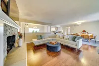 Lakefront Gem: Balcony, Fire Pit & Yard in Everett Hotels in Monroe