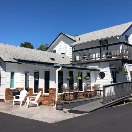 Harbor's Edge Motel Отели в г. Бейфилд