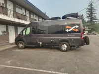 Gold Pan Motel - parking
