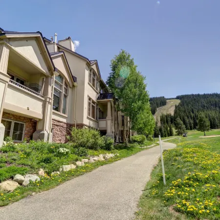 Newly Renovated, Slope-Side Walk-in Walk-Out, Top Floor, Views of Ten Mile Range - ER4 by Redawning