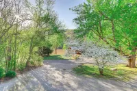 8 Mi to Ozark Folk Center: Home w/ Hot Tub & Deck - 3-Star
