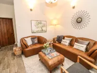 Magnolia Cottage Hotels near M&S