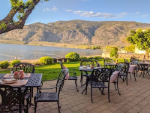 Desert Surfside Waterfront Accommodations Hotels in Osoyoos