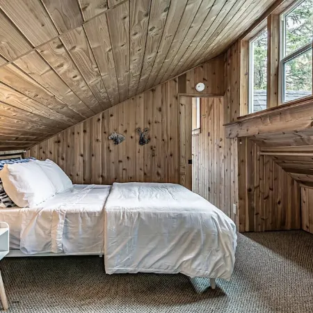 Riverfront Cabin w/Hot Tub : Near Mt. Rainier Sunrise entrance