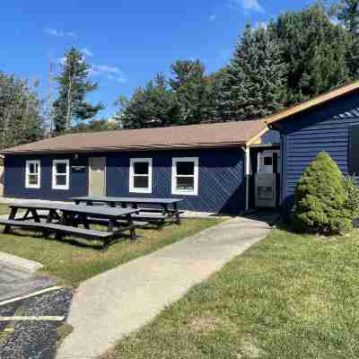 Lake Bluff Inn and Suites Hotel Exterior