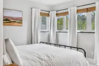 Ottawa Hills Bliss: Luxe 2BR with Hot Tub & King! Hotels in Ottawa Hills