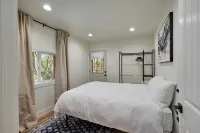 NEW - Cozy Waterfront Cabin Nestled in the Forest - King beds / AC / Fast Wi-fi