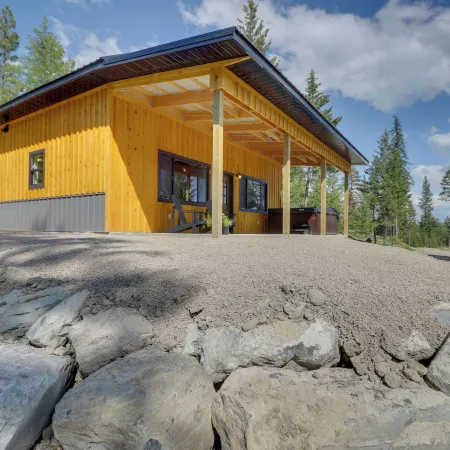 Lakeside Cabin w/ Hot Tub: 3 Mi to Flathead Lake!