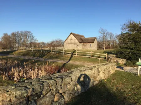 Village Inn Отели рядом с достопримечательностью «Санди Нек Бич»