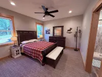 Newly built Porchside Forest Getaway 4-bedroom 3-bath cabin WiFi, AC.