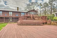 Monticello Home w/ Multi-Level Deck on 2 Acres! - 3 stjerner