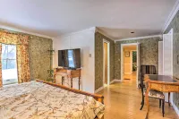 1 Mi to Lake Wallenpaupack Spacious Poconos Villa Hotels in 