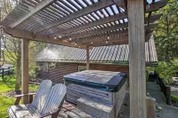 Rustic Dundee Log Cabin w/ Hot Tub & Forest Views!