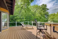 Walk to Tuttle Creek Lake: Secluded Scenic Retreat - parking