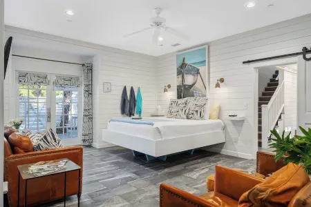 NEW!  Fairhope’s most unique and spacious . Families, couples and pet friendl