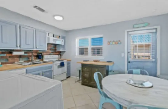 2BR Retreat with Pool, Near Beach and The Hangout