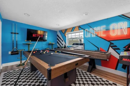 Spacious 4-bedroom house with Heated Pool, Hot tub, Movie Night, Golf + More Отели рядом с достопримечательностью «Ларго Спортс Комплекс»