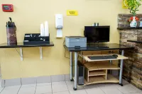 Super 8 by Wyndham Wichita Airport - Business
