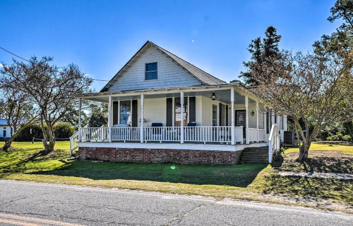 Cozy Currituck Home w/ Fire Pit Near Ferry!