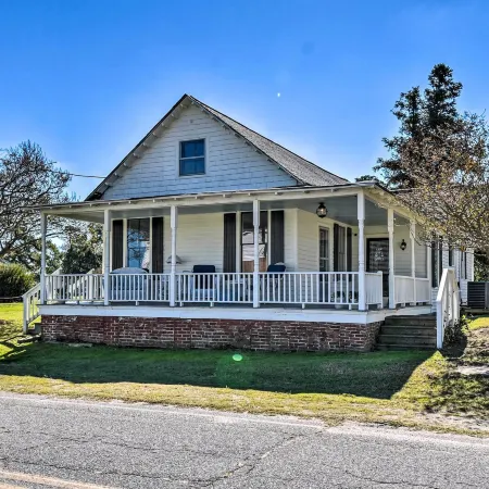 Cozy Currituck Home w/ Fire Pit Near Ferry!