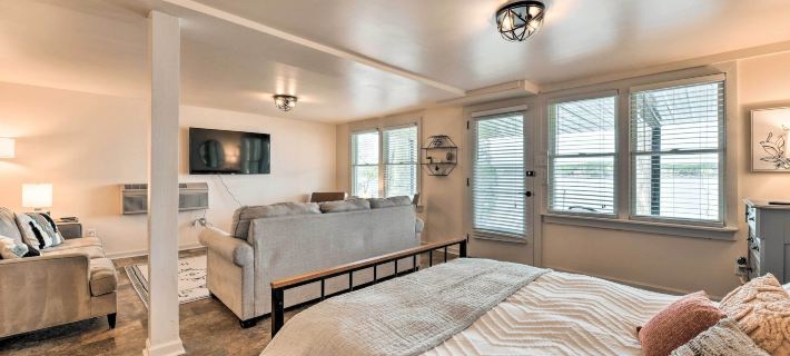 Dreamy Lake Norman Cottage w/ Panoramic Lake Views Hotels in Fallstown