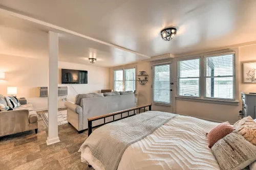 Dreamy Lake Norman Cottage w/ Panoramic Lake Views -  Privatzimmer