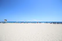 Cozy Singer Island Condo: Walk to Beach & Marina!
