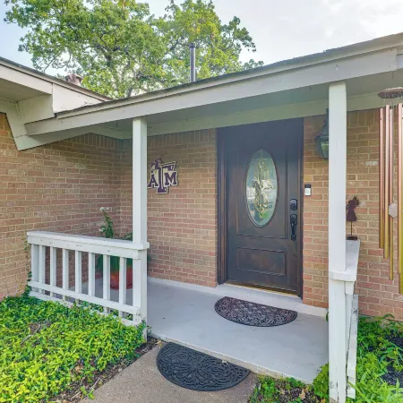 Lovely Bryan Home w/ Deck - 4 Mi to Kyle Field!