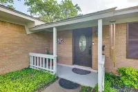 Lovely Bryan Home w/ Deck - 4 Mi to Kyle Field! - Homestays
