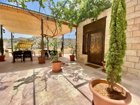 Villa Mira Guesthouse 1 - Downtown Central Amman - Al Diyrih Отели рядом с достопримечательностью «Мечеть короля Абдаллы I»