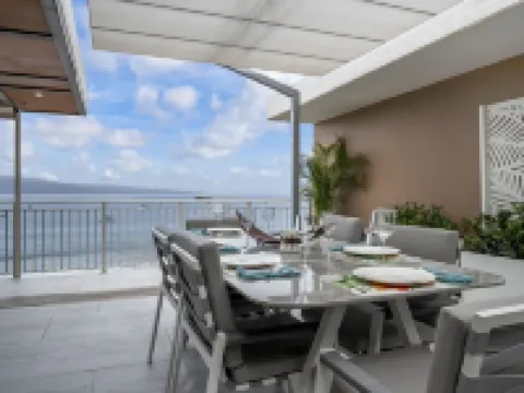 BRAND NEW REMODEL Rooftop Lahaina Oceanfront Penthouse with 360 degree views! โรงแรมในลาไฮนา